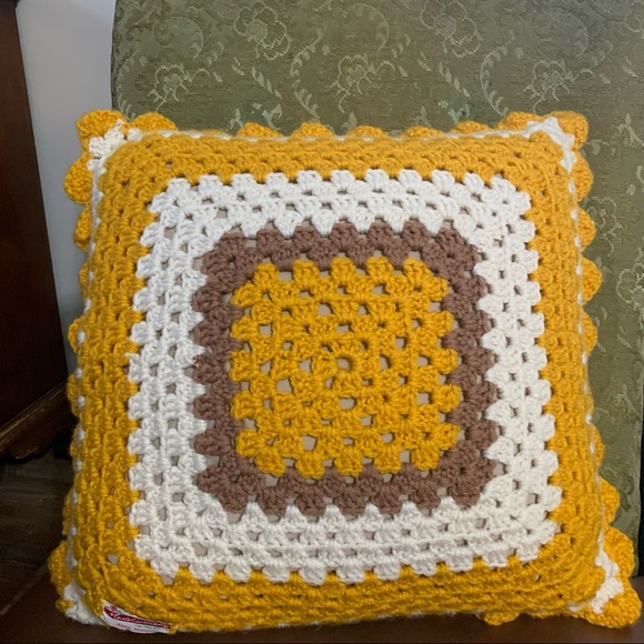 Vintage granny square crocheted pillow - Picture 4 of 5
